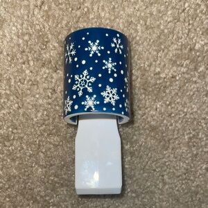Snowflake Patterned Blue and White Wallflower Plug